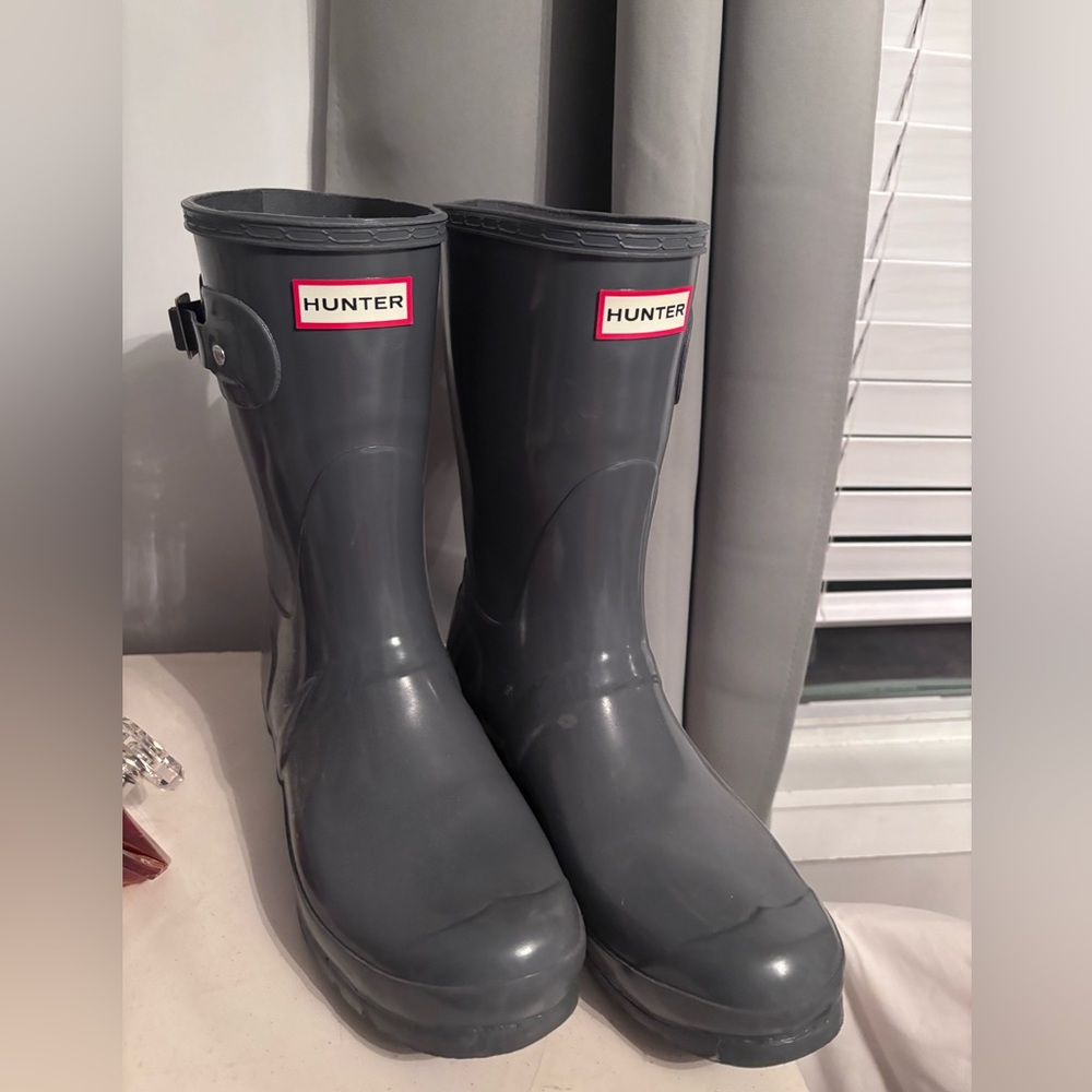 Pristine condition mid calf Hunter rain boots
